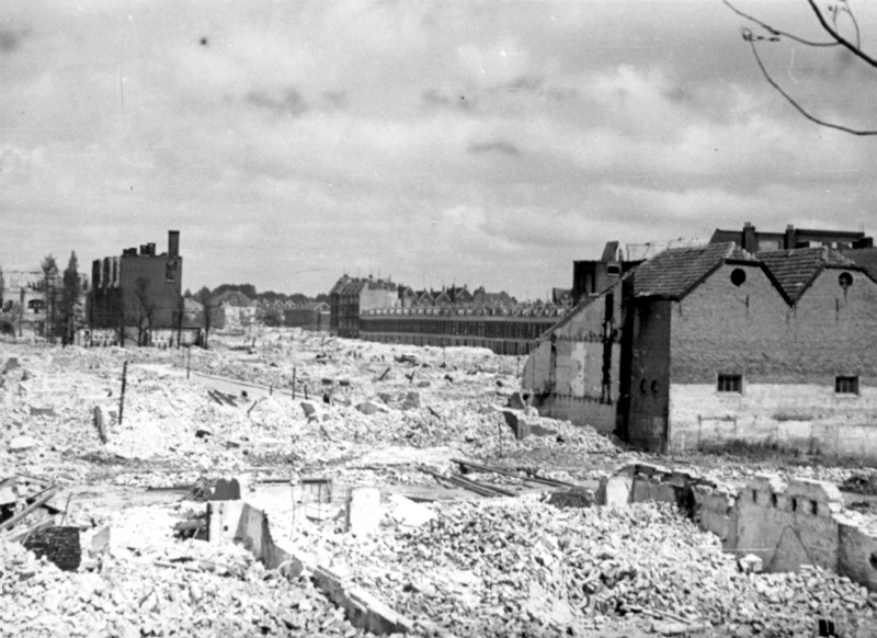 De omgeving van de Speelmanstraat in zomer 1940. In het donkere gebouw links zou in 1942 het Joods Lyceum worden gehuisvest. Oud-leerling Arthur Trijbits: “Een oud, mistroostig schoolgebouw dat was blijven staan in een weggebombardeerde wijk”.